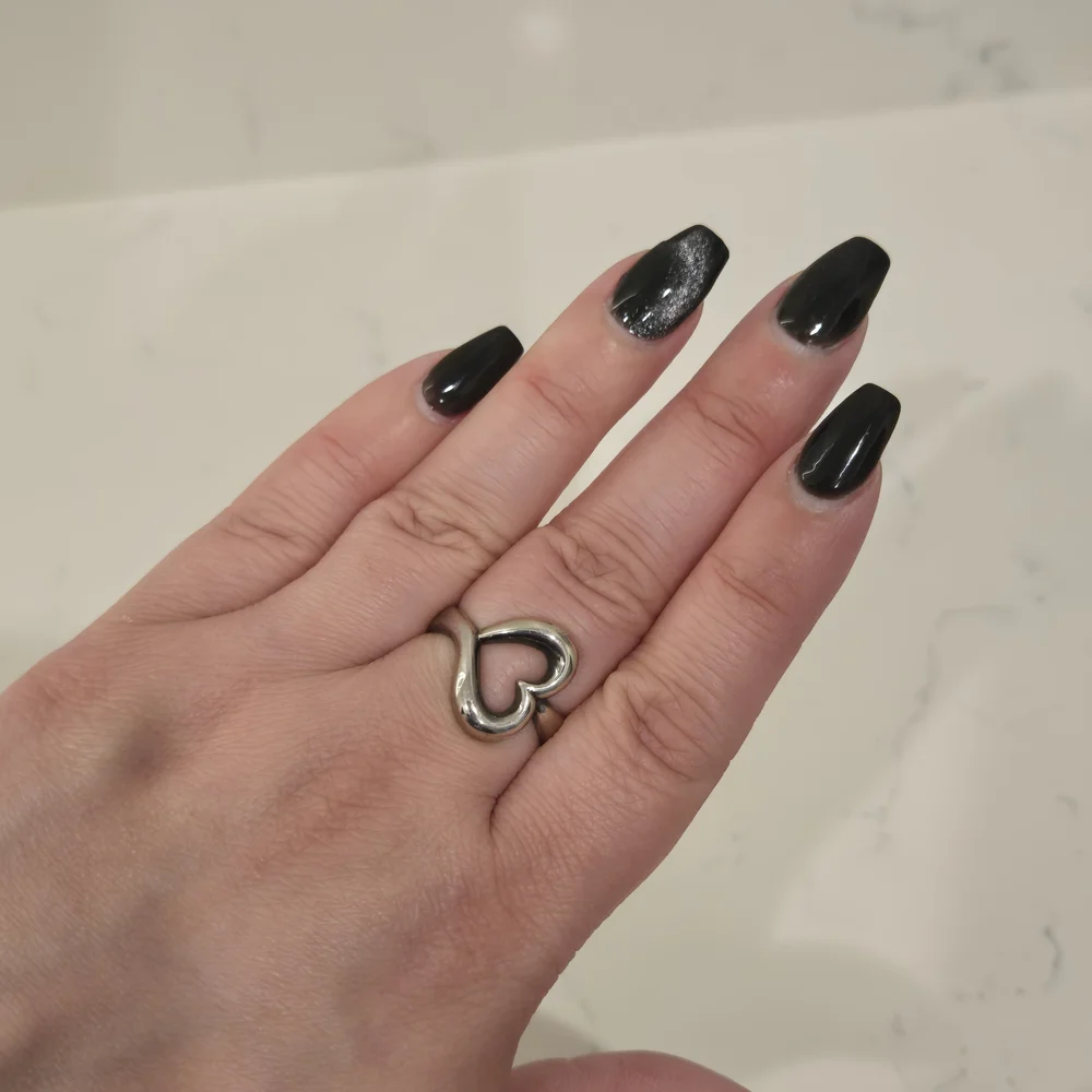 Elegant Silver Heart Ring - Picture 5 of 6